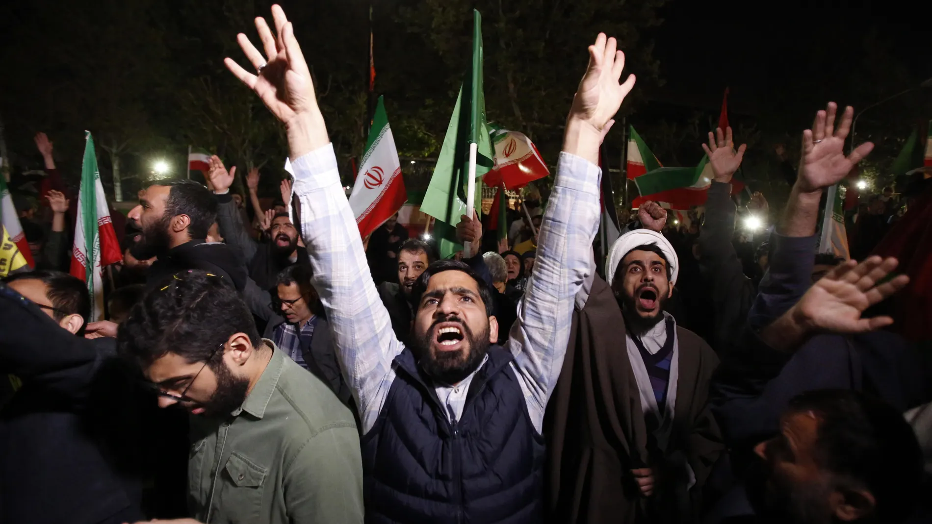 Tehran (Iran(islamic Republic Of)), 13/04/2024.- Iranians celebrate after Iran launched drone attacks against Israel; in front of the British embassy in Tehran, Iran, 14 April 2024. Iran's Islamic Revolutionary Guards Corps (IRGC) launched drones and rockets towards Israel late on 13 April 2024, Iranian officials said. (Teherán) EFE/EPA/ABEDIN TAHERKENAREH