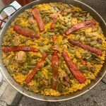 La primera paella de nuestro joven protagonista Josep Morant supera las lindes de la satisfacción de los amigos que le acompañan