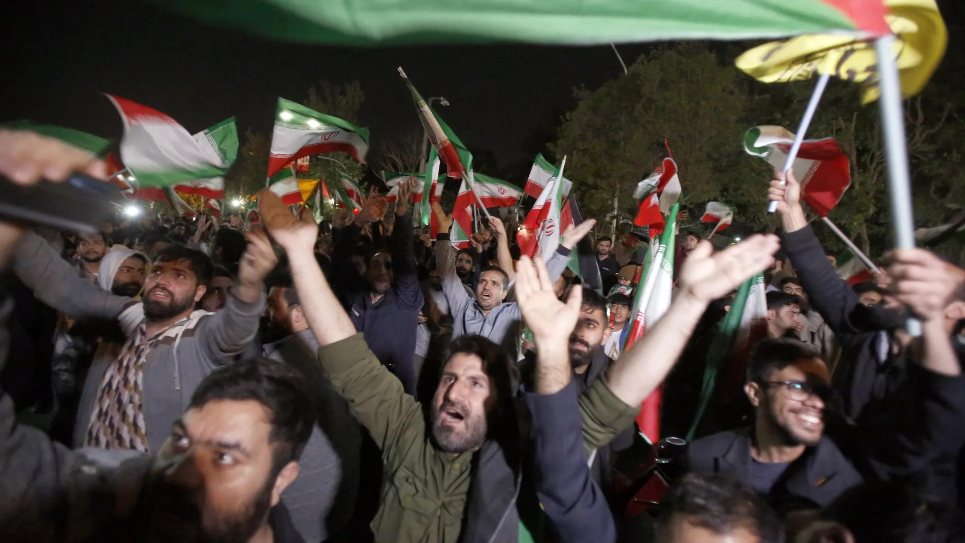 Tehran (Iran(islamic Republic Of)), 13/04/2024.- Iranians celebrate after Iran launched drone attacks against Israel; in front of the British embassy in Tehran, Iran, 14 April 2024. Iran's Islamic Revolutionary Guards Corps (IRGC) launched drones and rockets towards Israel late on 13 April 2024, Iranian officials said. (Teherán) EFE/EPA/ABEDIN TAHERKENAREH