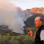 El fuego de Tárbena (Alicante) sigue sin control y obliga a desalojos y cortar carretera