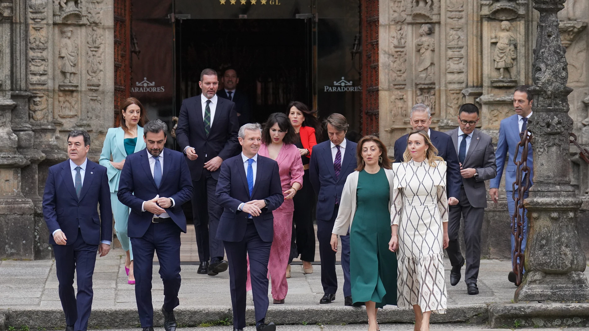 El presidente de la Xunta, Alfonso Rueda (c), junto a su equipo de Gobierno, de camino al primer Consello de la Xunta del nuevo Gobierno de Alfonso Rueda, en el Pazo de Raxoi, a 15 de abril de 2024, en Santiago de Compostela, Galicia (España). En el primer Consello de la Xunta del nuevo Gobierno de Alfonso Rueda, tras su toma de posesión como presidente de la Xunta, el pasado sábado 13 de abril, han tomado posesión de sus cargos los conselleiros que conforman un Gabinete sin vicepresidencias ...