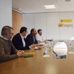 Un momento de la reunión del alcalde de Tordesillas, Miguel Ángel Oliveira, con la directora general de las oficinas de la Entidad Estatal del Suelo (SEPES), Leire Iglesias y su equipo, acompañado de los concejales de Urbanismo y Desarrollo Local, Javier González y Miguel Ángel Posada