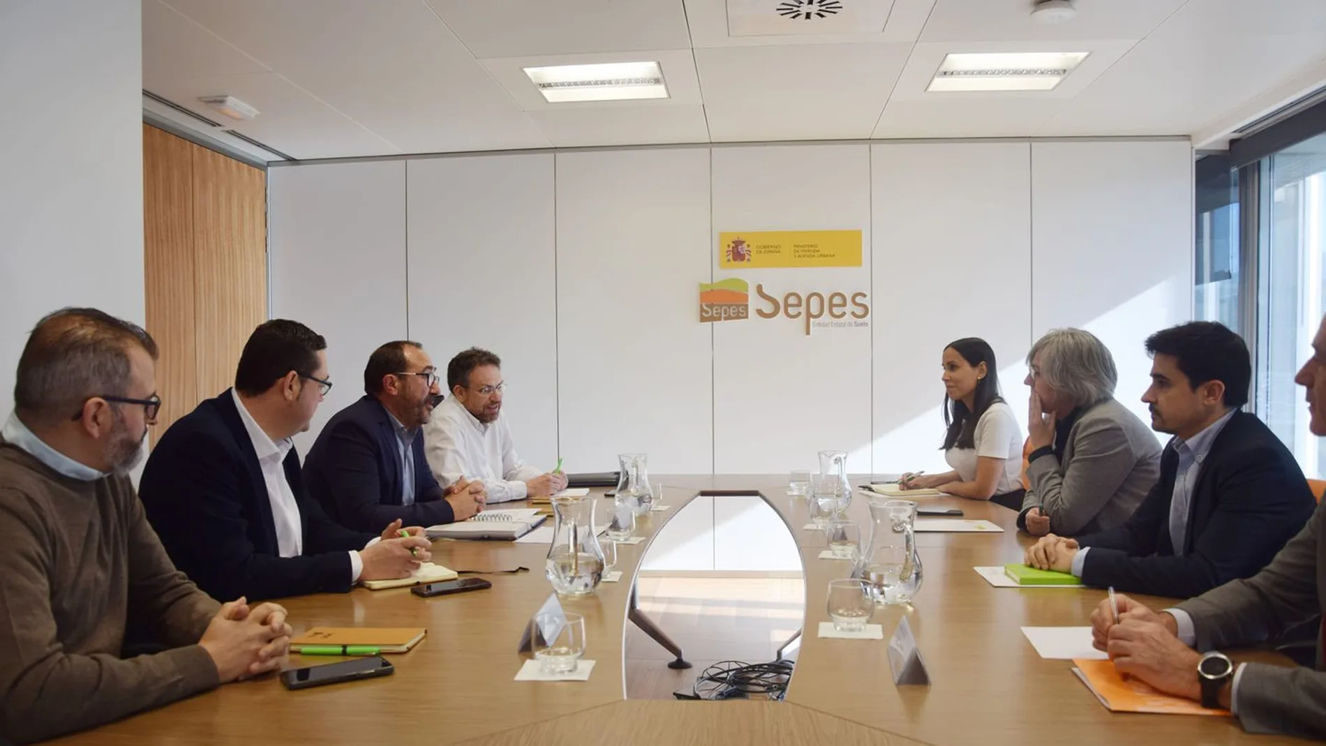 Un momento de la reunión del alcalde de Tordesillas, Miguel Ángel Oliveira, con la directora general de las oficinas de la Entidad Estatal del Suelo (SEPES), Leire Iglesias y su equipo, acompañado de los concejales de Urbanismo y Desarrollo Local, Javier González y Miguel Ángel Posada