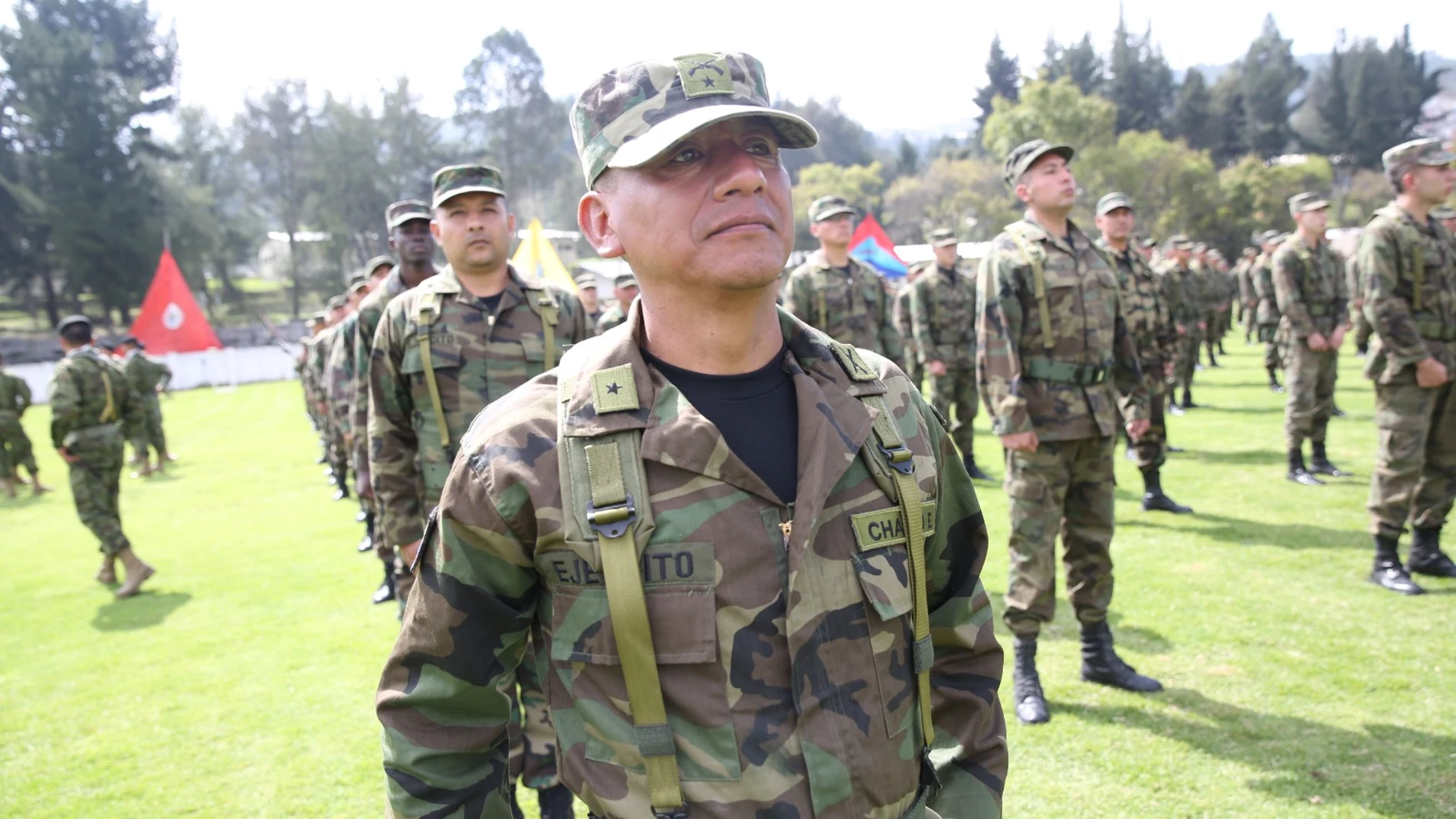 QUI01. QUITO (ECUADOR), 15/04/2024.- Fotografía cedida por las Fuerzas Armadas de Ecuador que muestra a reservistas de durante una ceremonia de inauguración de reentrenamiento en Quito (Ecuador). Unos 1.800 reservistas de las Fuerzas Armadas de Ecuador acudieron este lunes a los cuarteles militares para realizar un reentrenamiento de dos semanas, enfocado sobre todo en apoyar el operativo de seguridad durante la celebración del referéndum convocado por el Gobierno, que se votará este domingo....