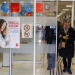 Dos personas salen este miércoles del Centro de Atención Primaria de Abrantes Madrid.