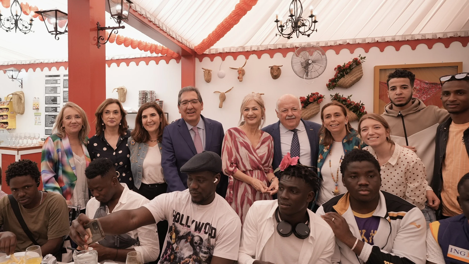 Los asistentes al almuerzo solidario de la Fundación Cajasol en el Real