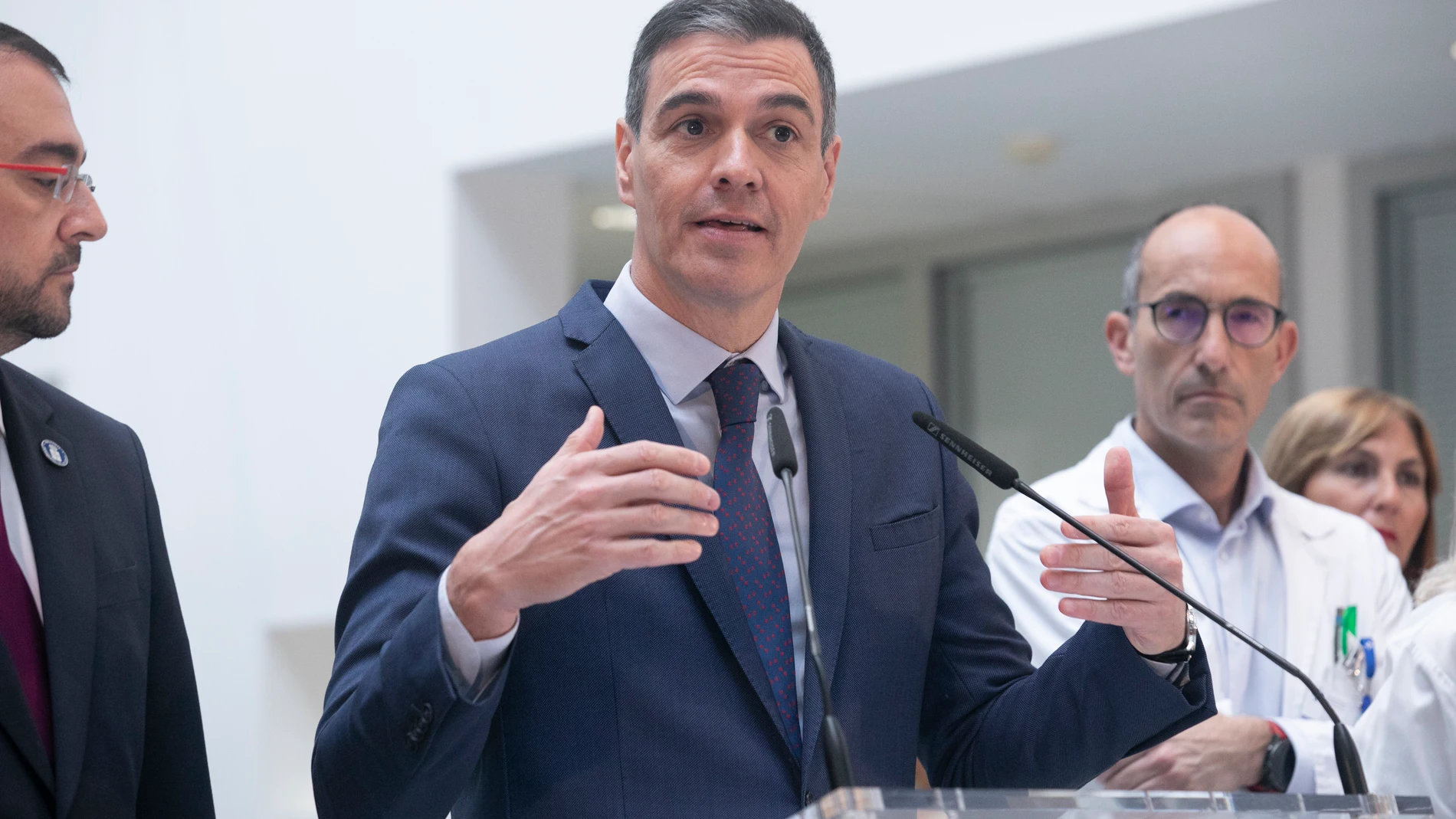El presidente del Gobierno, Pedro Sánchez en el Hospital Universitario Central de Asturias (HUCA), a 15 de abril de 2024, en Oviedo, Asturias (España). Durante su visita, Sánchez, ha recorrido las instalaciones del centro y ha visitado el laboratorio de cribado neonatal del hospital. 15 ABRIL 2024: SANIDAD Jorge Peteiro / Europa Press 15/04/2024