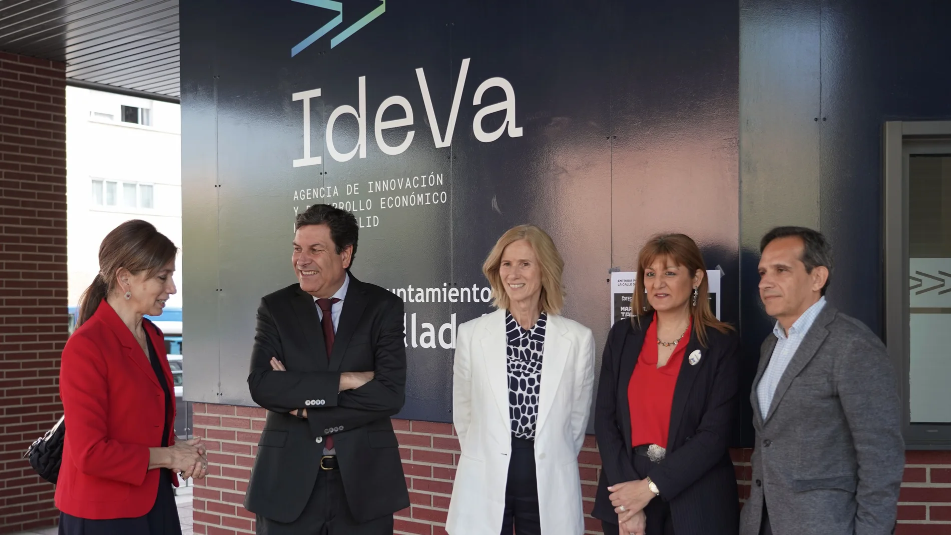 El consejero de Economía y Hacienda y portavoz, Carlos Fernández Carriedo, y la presidenta de la Fundación Cotec para la Innovación, Cristina Garmendia Mendizábal, participan en la presentación del Mapa del Talento Autonómico