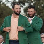 Jon Rahm inviste a Scottie Scheffler con la chaqueta verde