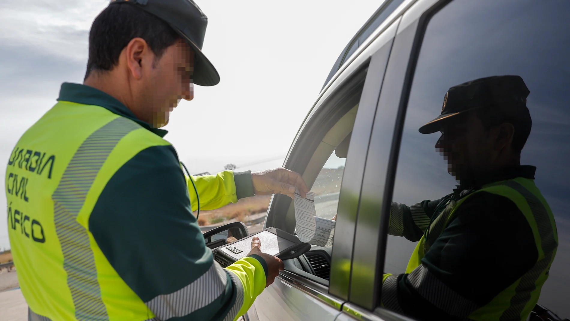 GRAFCVA9882. MASSANASSA (VALENCIA), 15/04/2024.- Un agente de la Guardia Civil de Tráfico entrega una notificación durante un control de velocidad en la autovía V-31 durante la presentación realizada este lunes de la Campaña DGT sobre Velocidad. EFE/Manuel Bruque