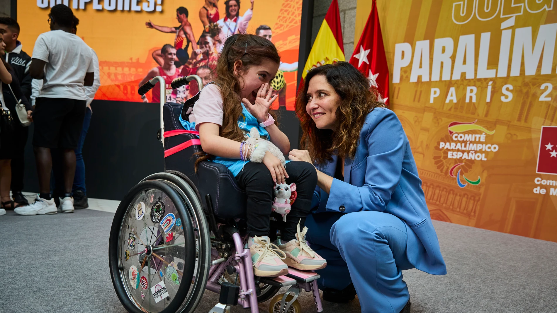 La presidenta de la Comunidad de Madrid, Isabel Díaz Ayuso, posa con los deportistas madrileños preseleccionados para participar en los Juegos Paralímpicos de París, este lunes en Madrid © Alberto R. Roldán / Diario La Razón. 15 04 2024