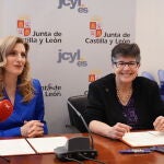 Mar Sancho durante la firma del convenio con Ana Mari Cauce