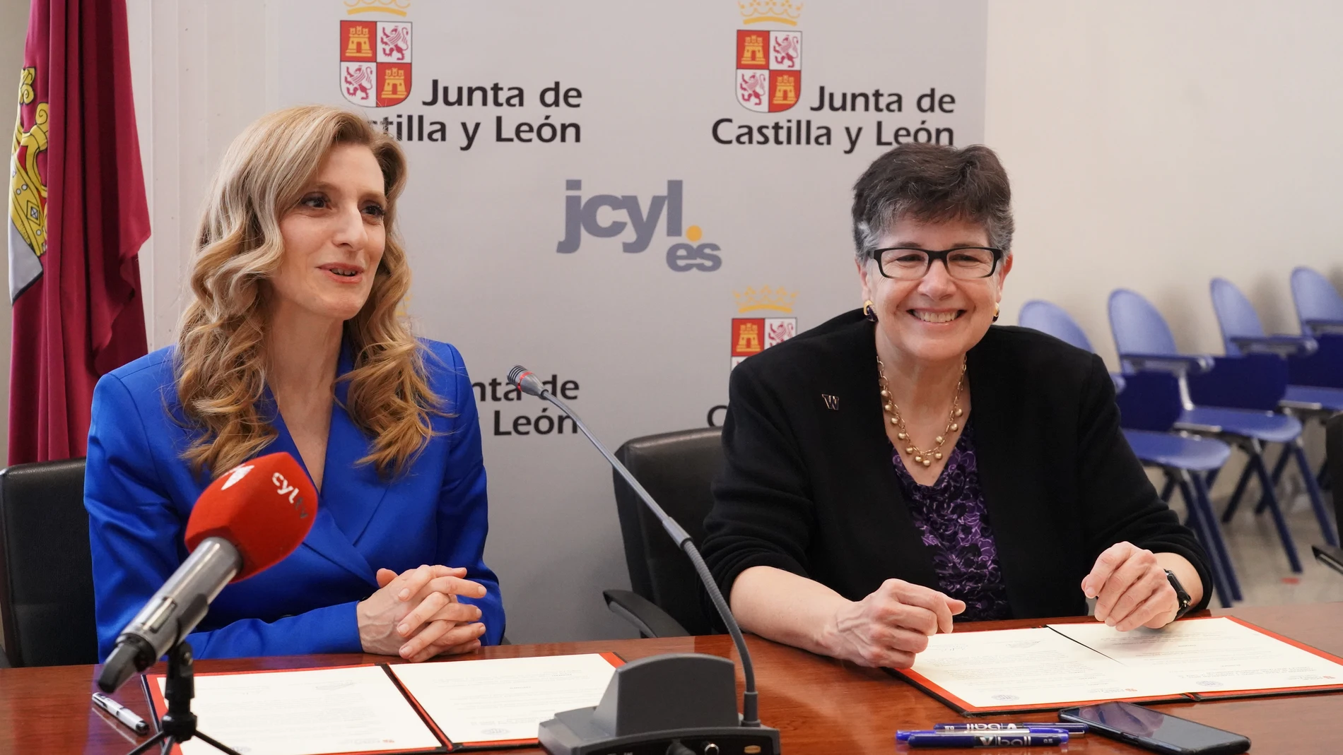 Mar Sancho durante la firma del convenio con Ana Mari Cauce