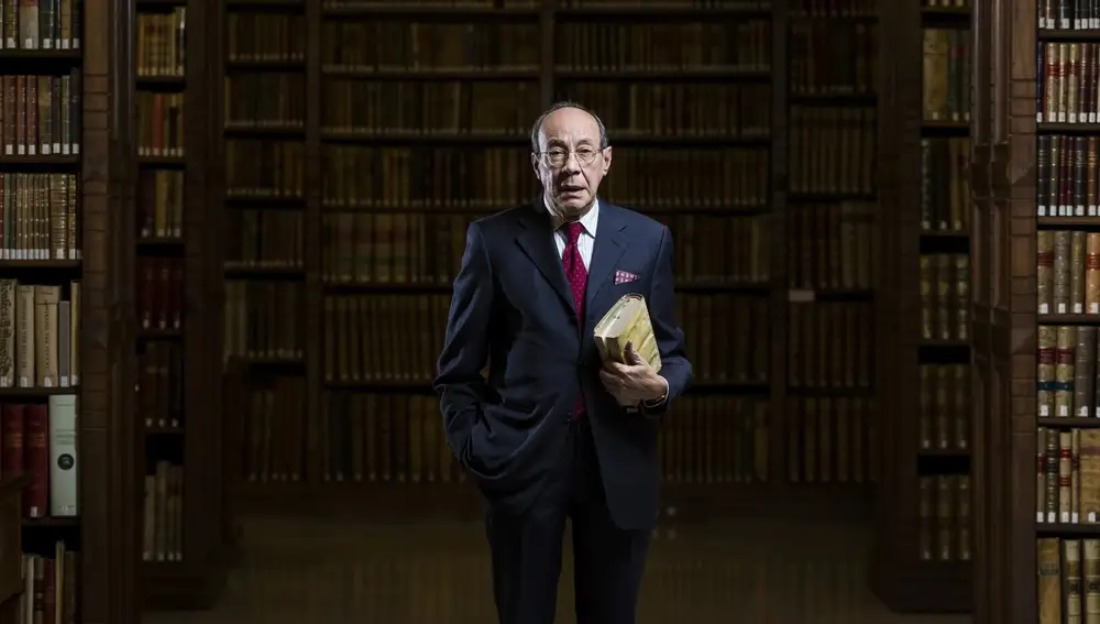 Francisco Rico en la biblioteca de la RAE
