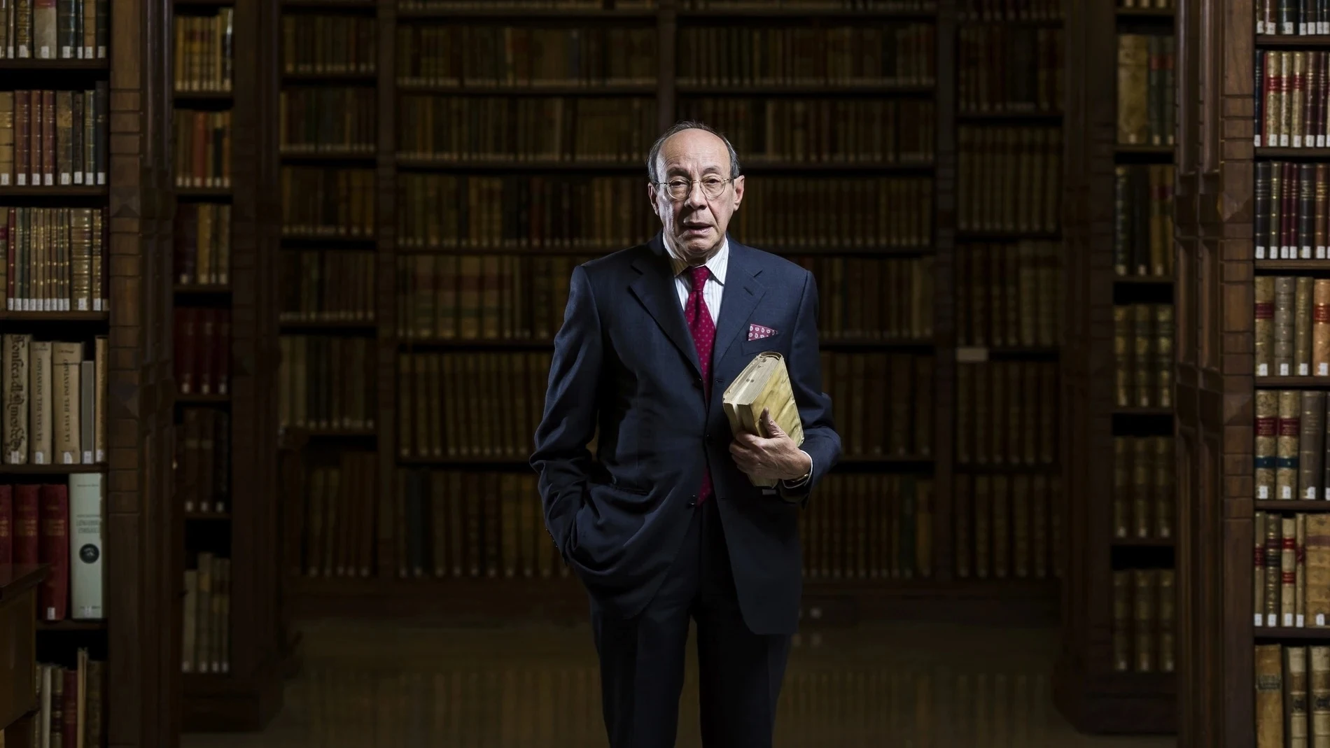 Francisco Rico en la biblioteca de la RAE
