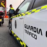 Hasta el lugar se movilizaron efectivos de Urxencias Sanitarias y agentes de la Guardia Civil para recabar información sobre el siniestro.