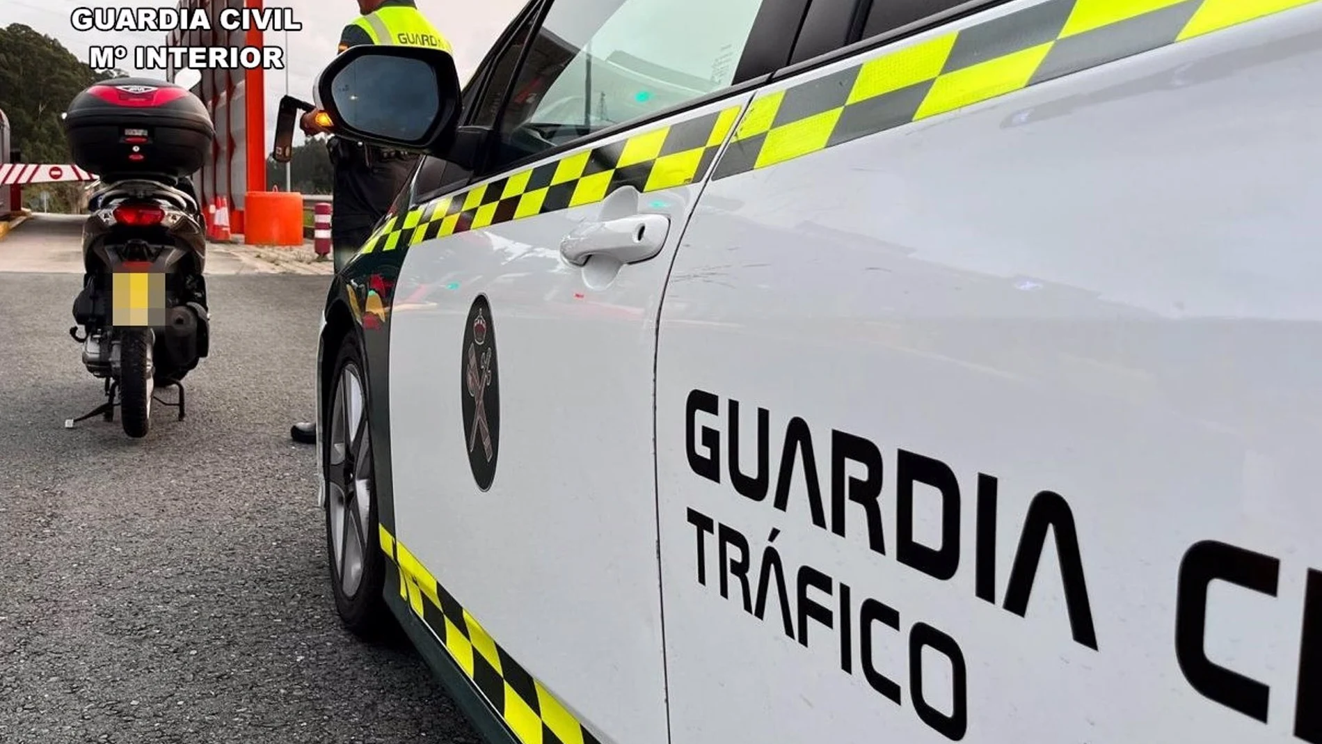Hasta el lugar se movilizaron efectivos de Urxencias Sanitarias y agentes de la Guardia Civil para recabar información sobre el siniestro.