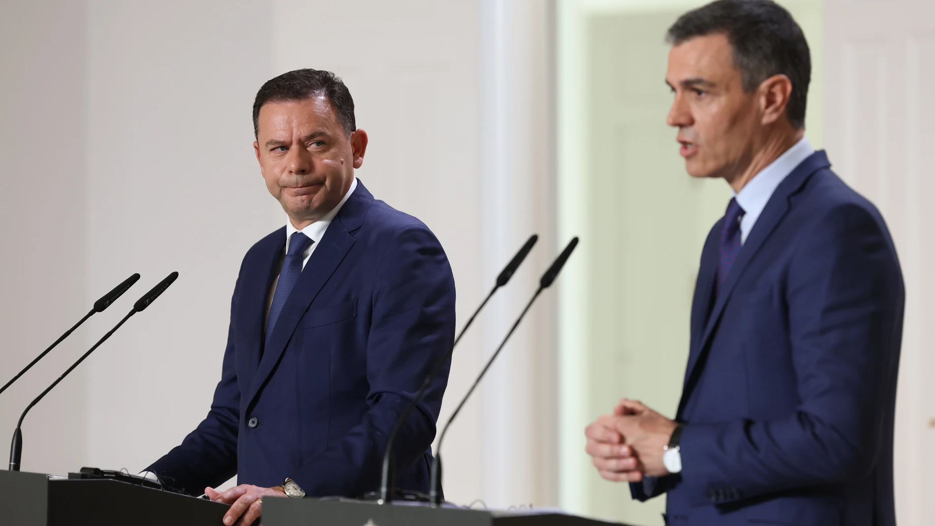 MADRID, 15/04/2024.- El presidente del Gobierno, Pedro Sánchez (d) ofrece una rueda de prensa junto al primer ministro de la República de Portugal, Luís Montenegro (i), tras su encuentro este lunes en el Palacio de la Moncloa. EFE/ Kiko Huesca