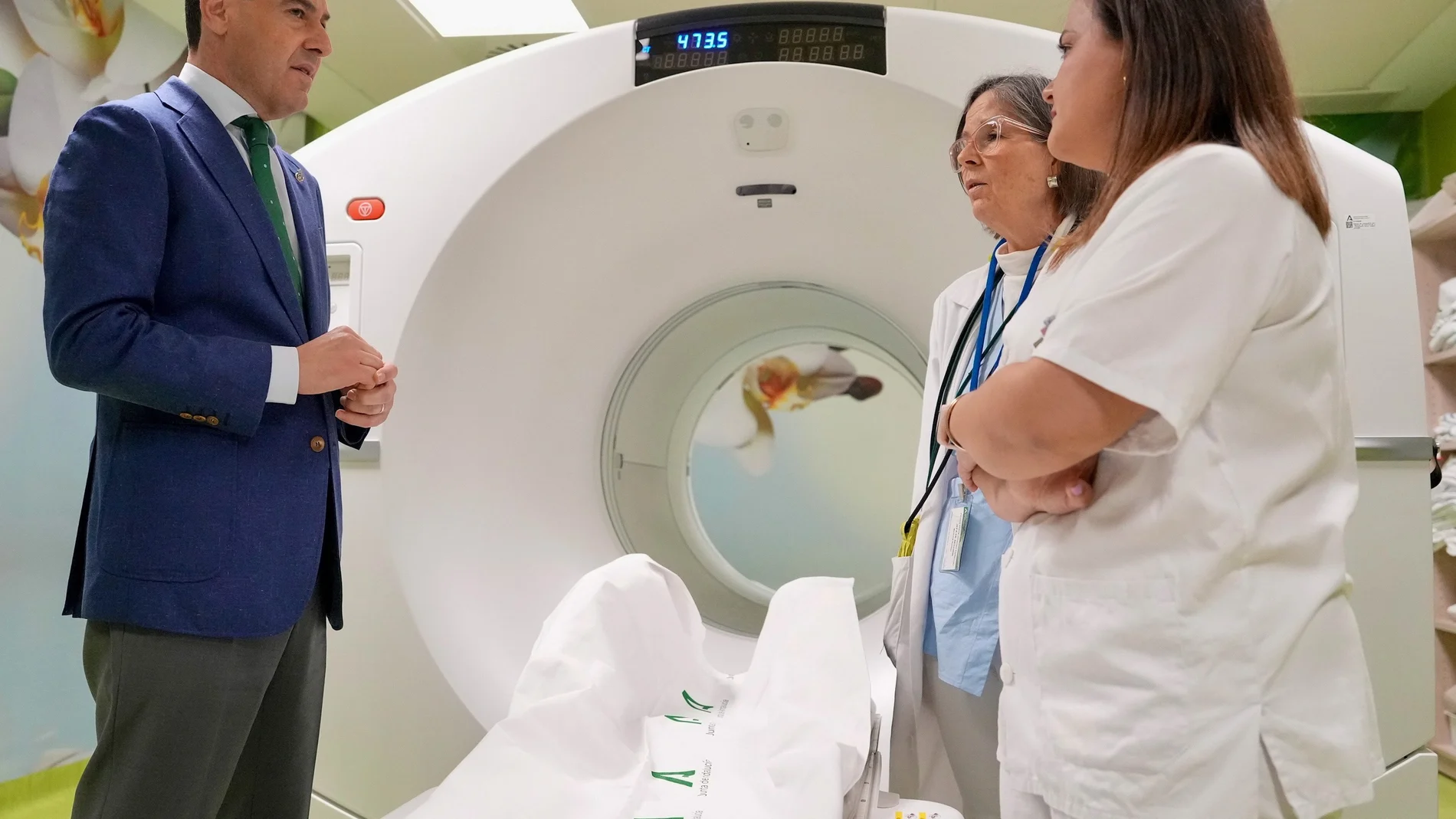 El presidente de la Junta en el hospital Juan Ramón Jiménez