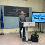 El consejero de Educación, Formación Profesional y Empleo, Víctor Marín, informó hoy en rueda de prensa sobre las oposiciones al cuerpo de maestros que se celebran este año.