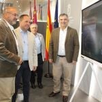 El consejero de Medio Ambiente, Universidades, Investigación y Mar Menor, Juan María Vázquez, con el responsable del Equipo de Sistemas de Información Geográfica y de Teledetección del IMIDA, Manuel Erena.