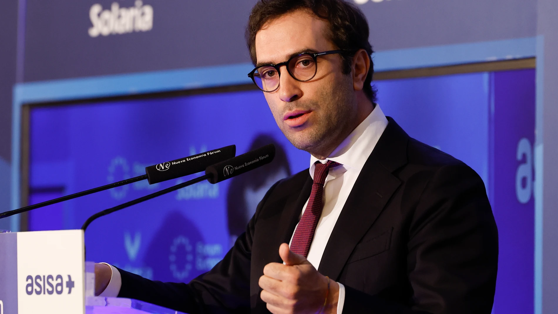 MADRID, 15/04/2024.- El ministro de Economía, Comercio y Empresa, Carlos Cuerpo, interviene en un desayuno informativo del Fórum Europa este lunes en Madrid. EFE/ Chema Moya