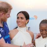 El momento en el que Meghan Markle aparta a una mujer del lado del príncipe Harry