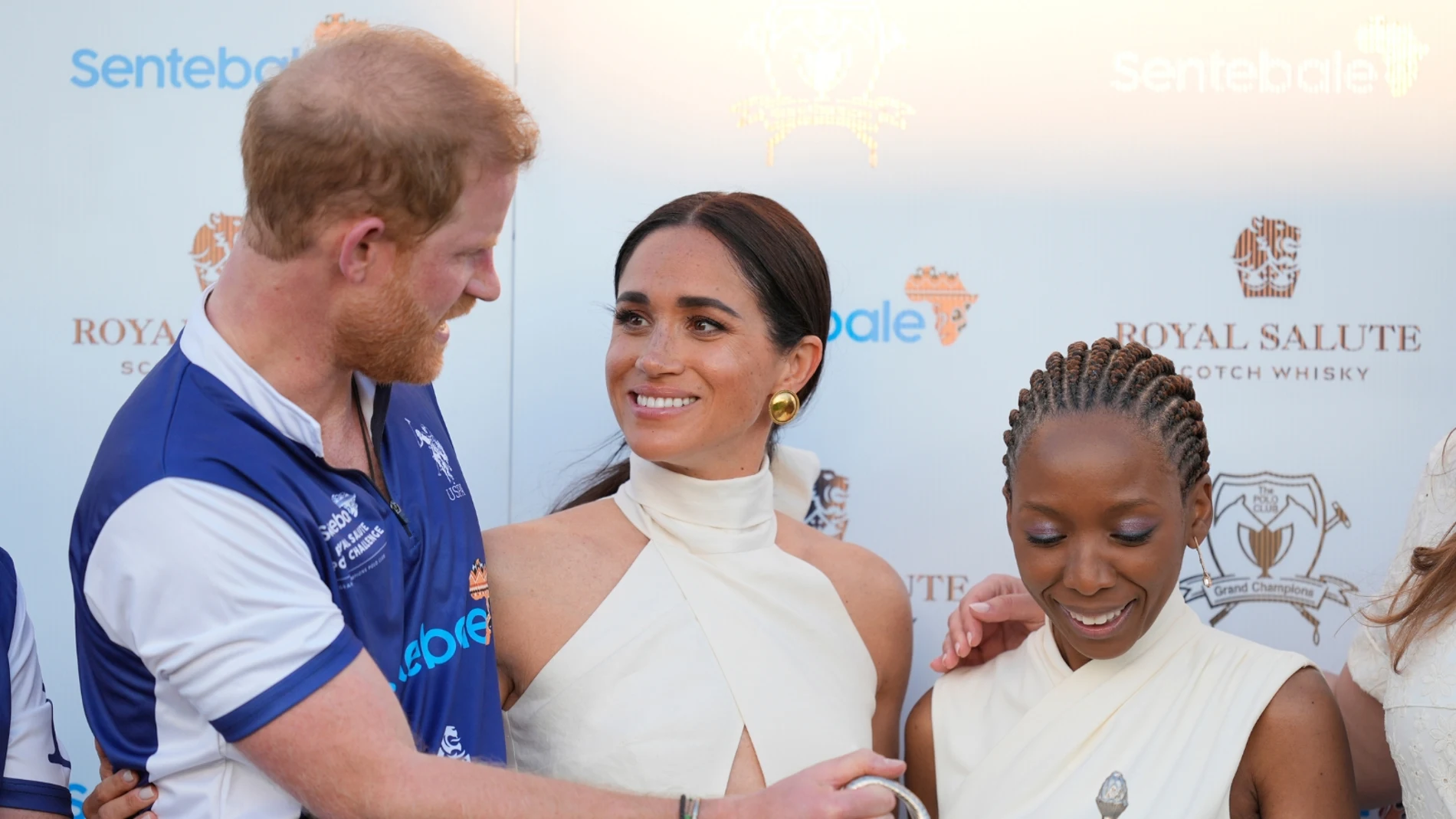 El momento en el que Meghan Markle aparta a una mujer del lado del príncipe Harry