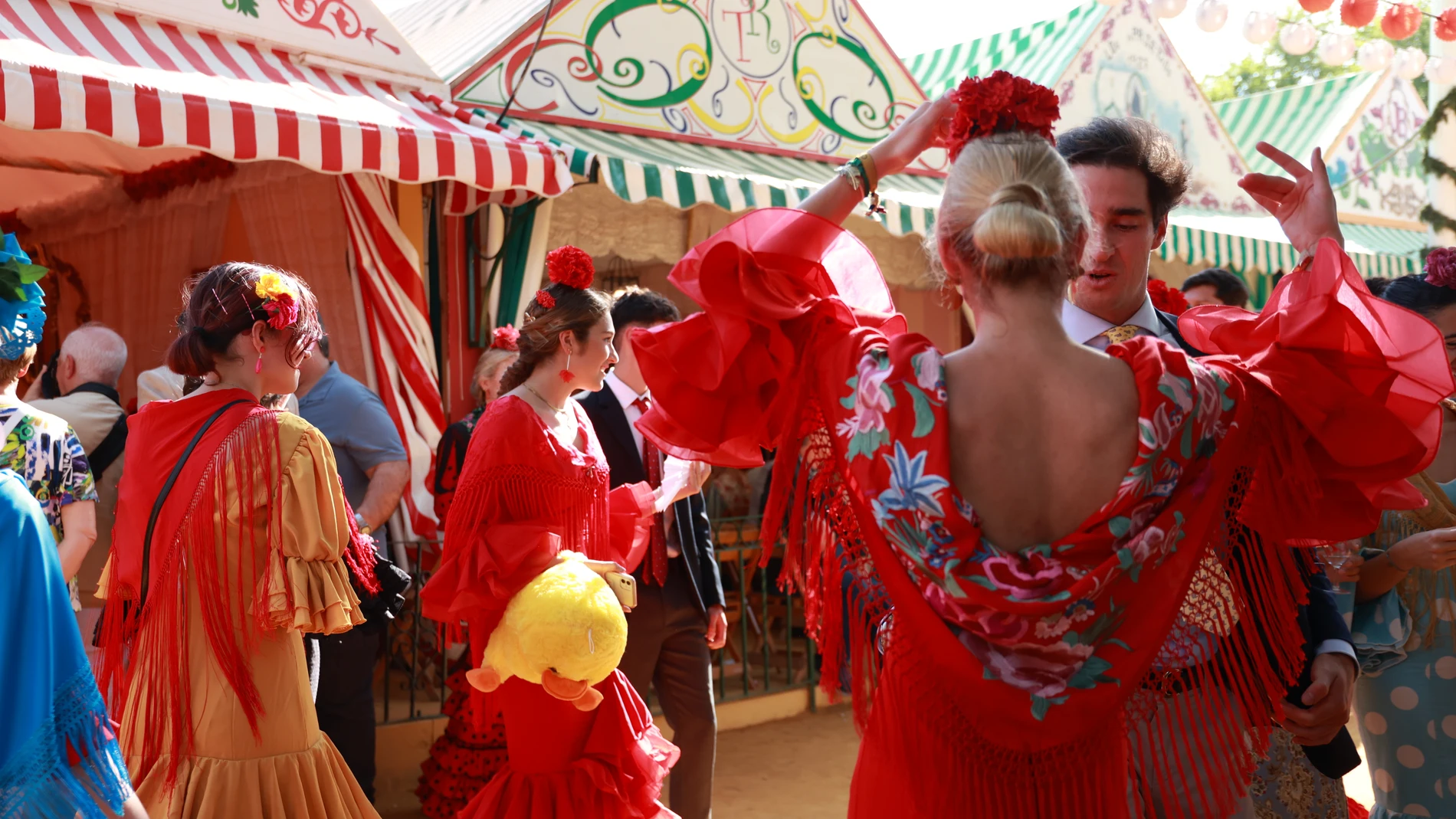 Imágenes del ambiente que se vive en el Real de la Feria, a 15 de abril de 2024, en Sevilla, Andalucía (España). Como cada año en la Feria de Abril se producen recepciones en las casetas de distinta índole, desde la recepción institucional de la Jefatura Superior de Policía Nacional de Andalucía Occidental, La Autoridad Portuaria de Sevilla o La Asociación de Empresarios del Sur de España, Cesur entre otras muchas. 15 ABRIL 2024 Rocío Ruz / Europa Press 15/04/2024