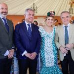 La decana, Ana Jáuregui, acompañada del alcalde de Sevilla, Antonio Sanz, y más autoridades en la caseta de Cogitise