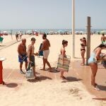 Las duchas y lavapiés de Cádiz volverán a estar sin agua este verano, una medida que está generando polémica en la ciudad