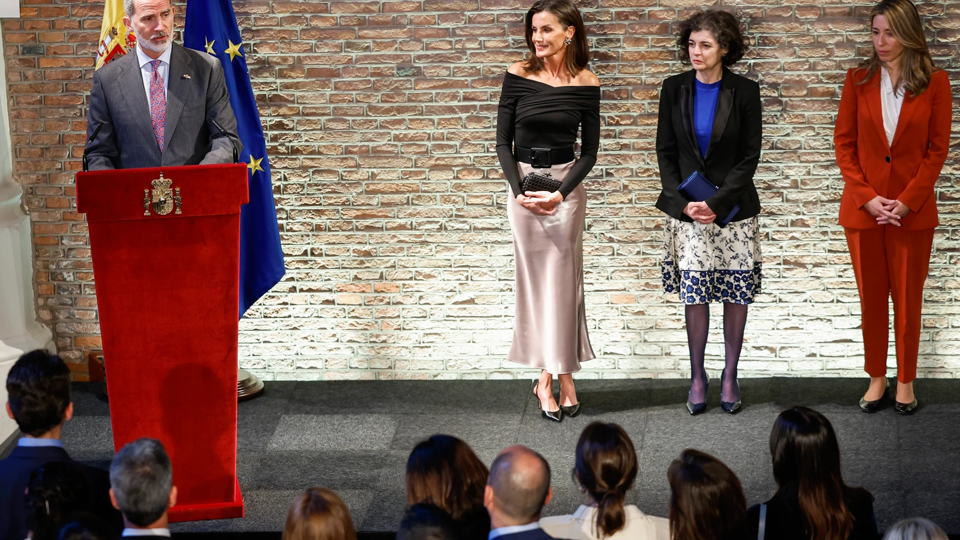 -FOTODELDÍA- ÁMSTERDAM, 16/04/2024.- El rey Felipe interviene en presencia de la reina Letizia (3d) y de la embajadora de España, Consuelo Femenía (2d) durante un acto de recepción a la colonia española, en el comienzo de una visita de Estado de tres días a Países Bajos, este martes en Ámsterdam. EFE/Chema Moya