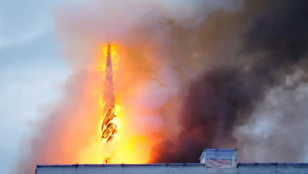 Incendio en el histórico edificio de la Bolsa danesa en el centro de Copenhague