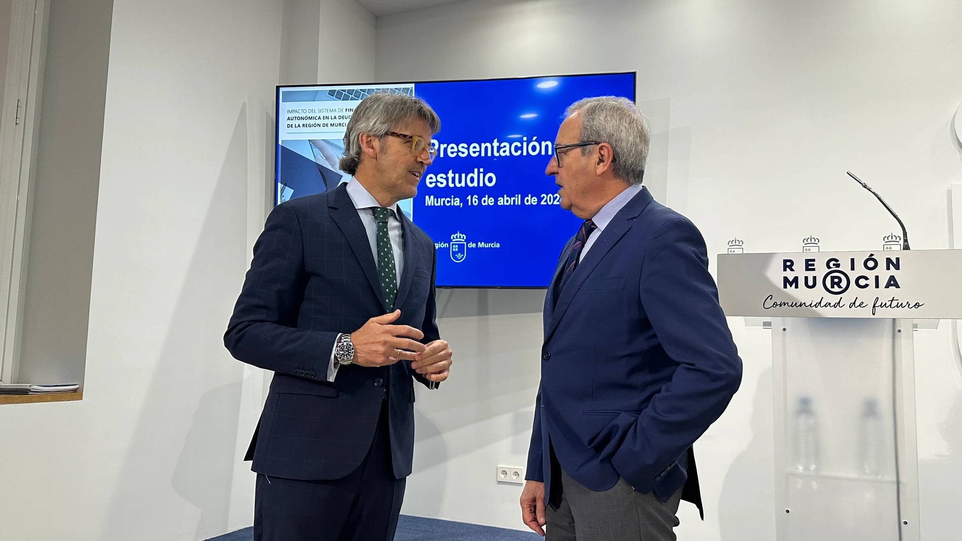 Presentación del estudio del Ivie sobre la infrafinanciación de la Región. El consejero de Economía, Hacienda y Empresa, Luis Alberto Marín, y el director de Investigación del Ivie y profesor Emérito de la Universidad de Valencia, Francisco Pérez
