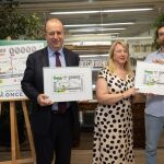 Jesús Badenes, director de la División Editorial de Grupo Planeta junto a Carmen Bayarri, directora del Servicio Bibliográfico de la ONCE y René Merino, el artista que ha realizado la ilustración del cupón de este año 