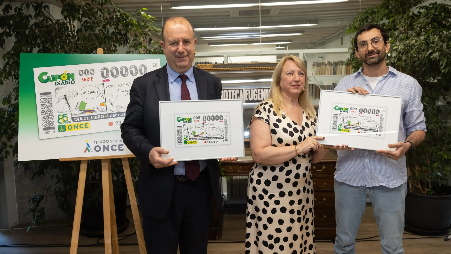 Jesús Badenes, director de la División Editorial de Grupo Planeta junto a Carmen Bayarri, directora del Servicio Bibliográfico de la ONCE y René Merino, el artista que ha realizado la ilustración del cupón de este año