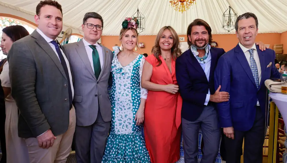 La decana posa con algunos invitados en la caseta