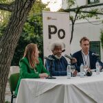Wole Soyinka, Premio Nobel de Literatura con Remedios Sánchez co-directora del Festival Internacional de Poesía de Granada
