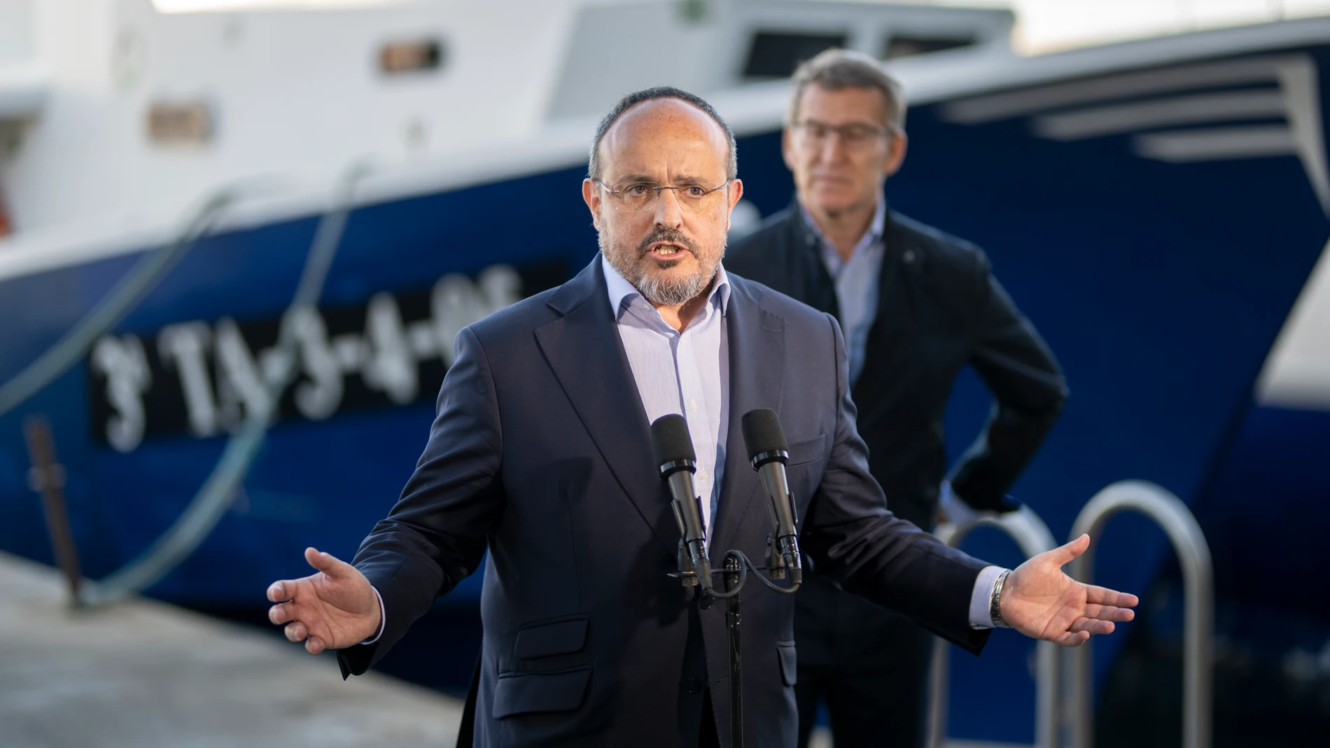 El presidente del PP catalán y candidato a la Generalitat catalana, Alejandro Fernández, interviene durante su visita a la Llotja de Tarragona, a 16 de abril de 2024, en Tarragona, Catalunya (España). En su paso por Tarragona, previo a los comicios catalanes del próximo 12 de mayo, Feijóo ha visitado la lonja para la subasta del pescado junto a su candidato a presidir la Generalitat, Alejandro Fernández. Tras el acto se ha reunido con la Federaciò de Confraries de Pesca de Tarragona. 16 ABRI...