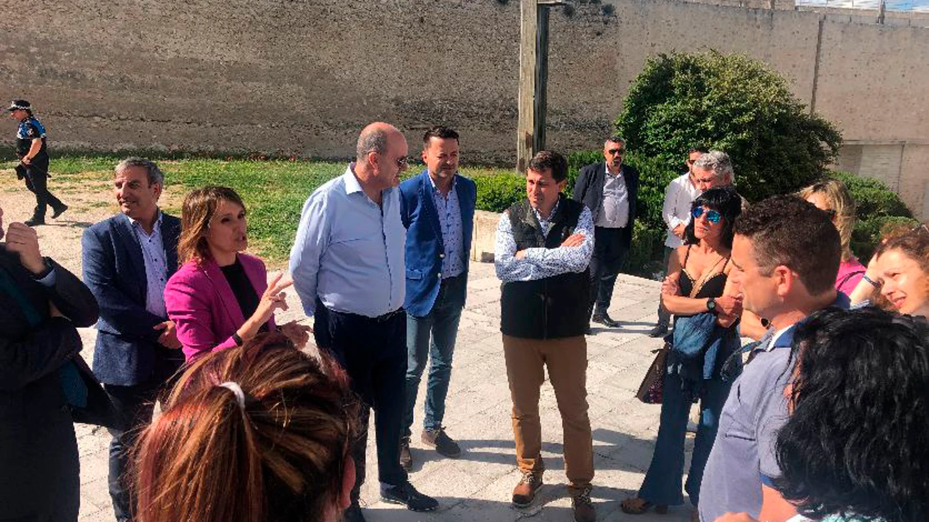 La consejera Rocío Lucas se reúne progenitores participantes en el programa