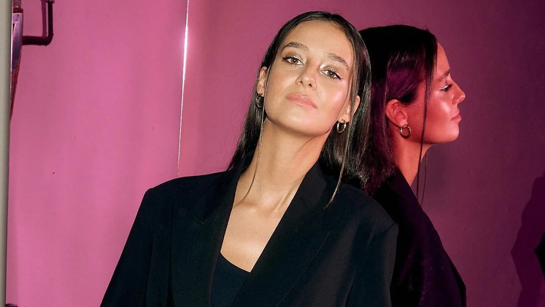 Victoria Federica con traje negro.