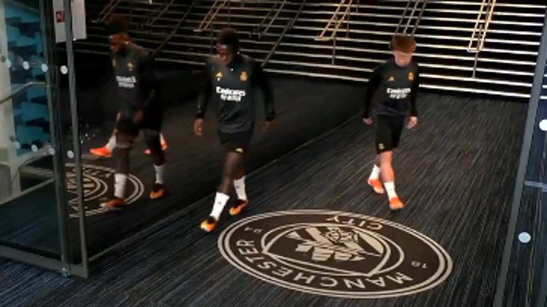 Lección de señorío: el gesto de los jugadores del Real Madrid con el escudo del City