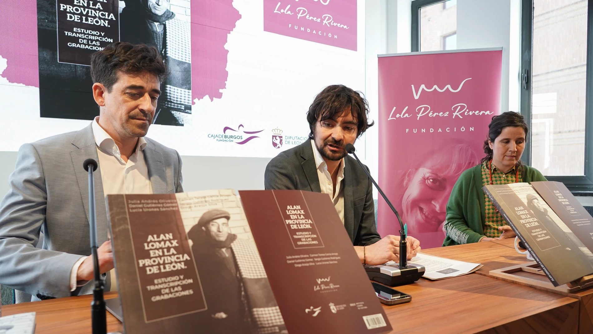 El coordinador de Proyectos del Instituto Leonés de Cultura (ILC), Emilio Gancedo (C); el presidente de la Fundación Lola Pérez Rivera, Alberto de la Calle (I), y la coordinadora y coautora Julia Andrés (D) presentan el libro ‘Alan Lomax en la provincia de León’