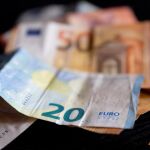 Incautados 120.000 euros ocultos en una 'caleta' debajo de la alfombrilla de un coche en Hortaleza 
