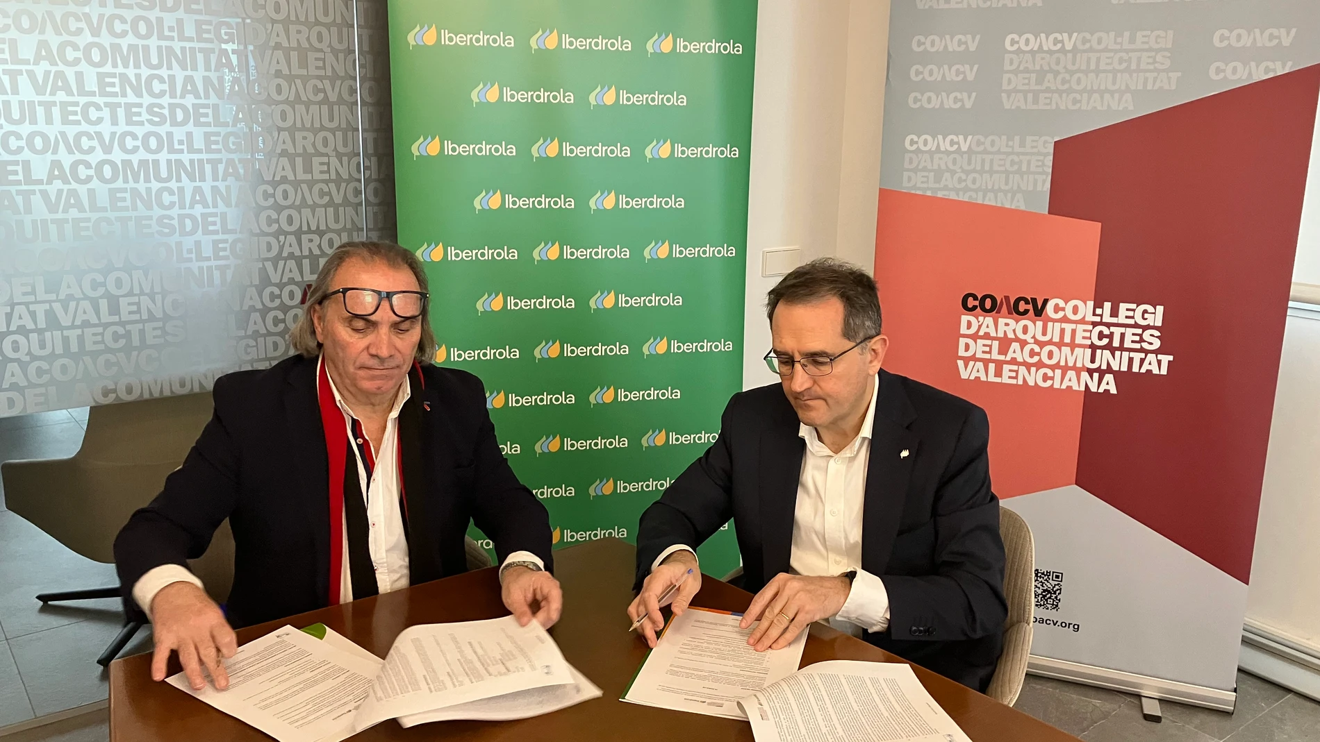 Luis Sendra (izq.) y Joaquín Longares durante la firma del convenio