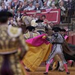 Manzanares se sube al caballo para ayudar al picador