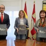 La consejera de Educación, Rocío Lucas, firma un convenio con Banco Santander para el desarrollo del proyecto ‘Finanzas para mortales’. Junto a ella, el director territorial del Banco Santander, Javier Martín, y la directora general de la Fundación de la Universidad de Cantabria para el Estudio y la Investigación del Sector Financiero (Uceif), María Begoña Torre
