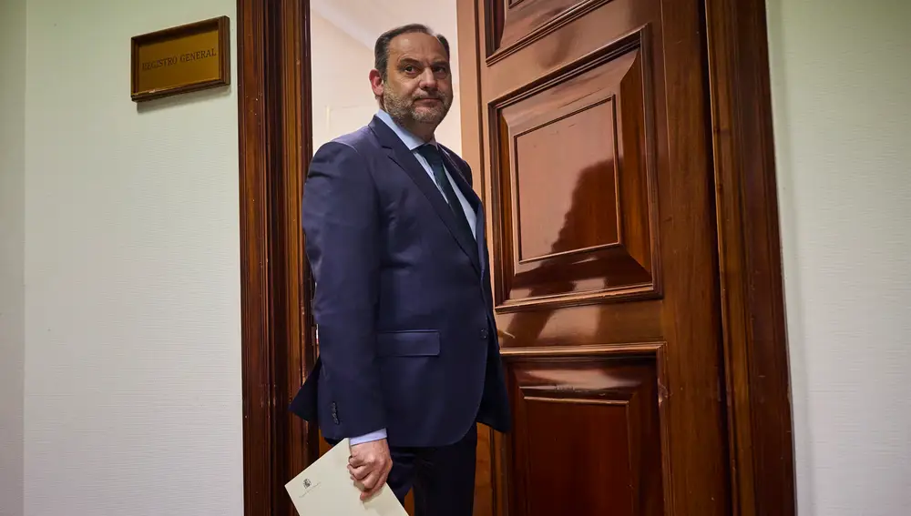 El exministro José Luis Ábalos sale tras ofrecer una rueda de prensa en el Congreso.