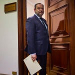 El exministro José Luis Ábalos sale tras ofrecer una rueda de prensa en el Congreso. 
