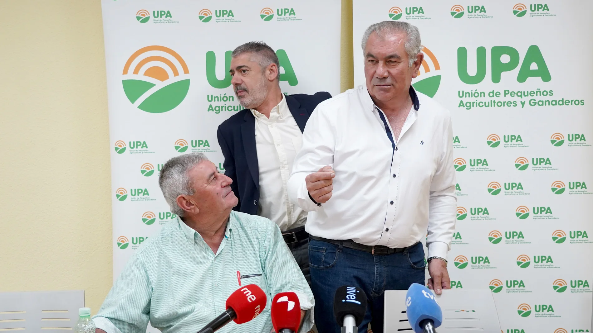 Lorenzo Ramos y Aurelio Gonzalez, de UPA, atienden a la prensa
